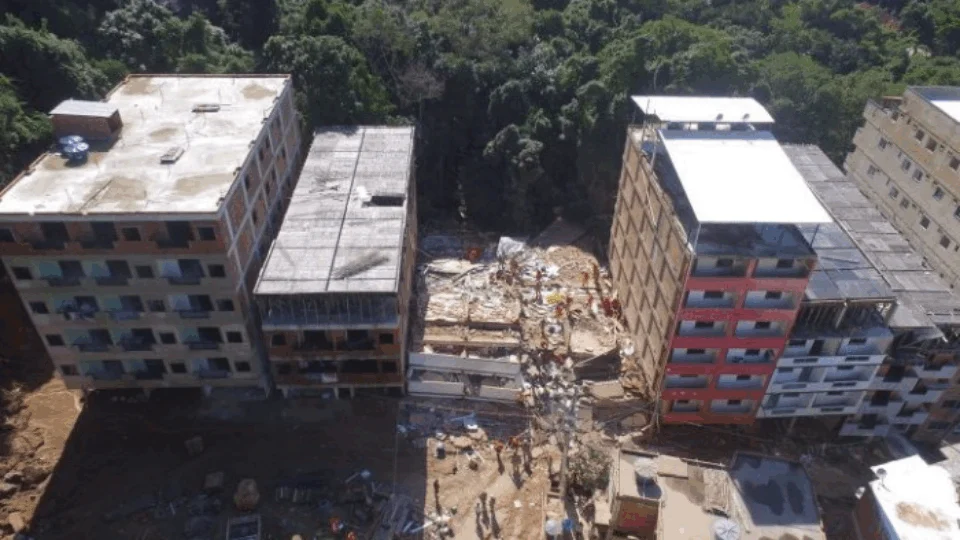 Após desabamento de prédio, corpo de bombeiros do Rio confirma 16 mortes