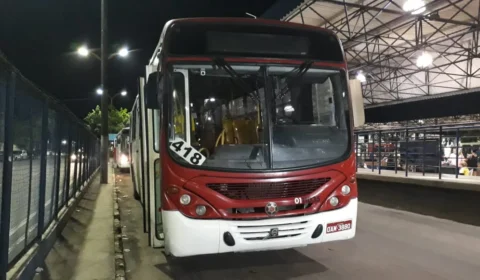 Com arma e faca assaltantes fazem reféns na linha de ônibus 418