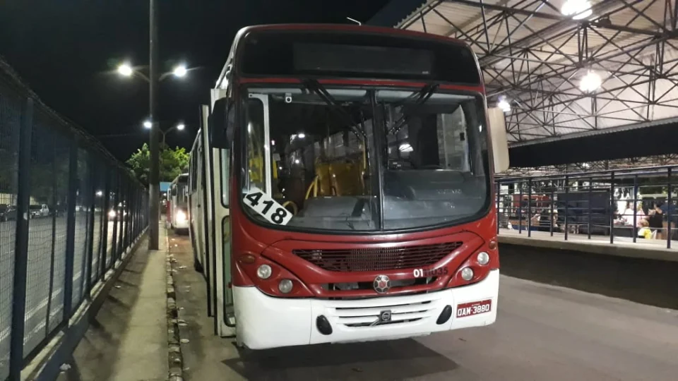 Com arma e faca assaltantes fazem reféns na linha de ônibus 418