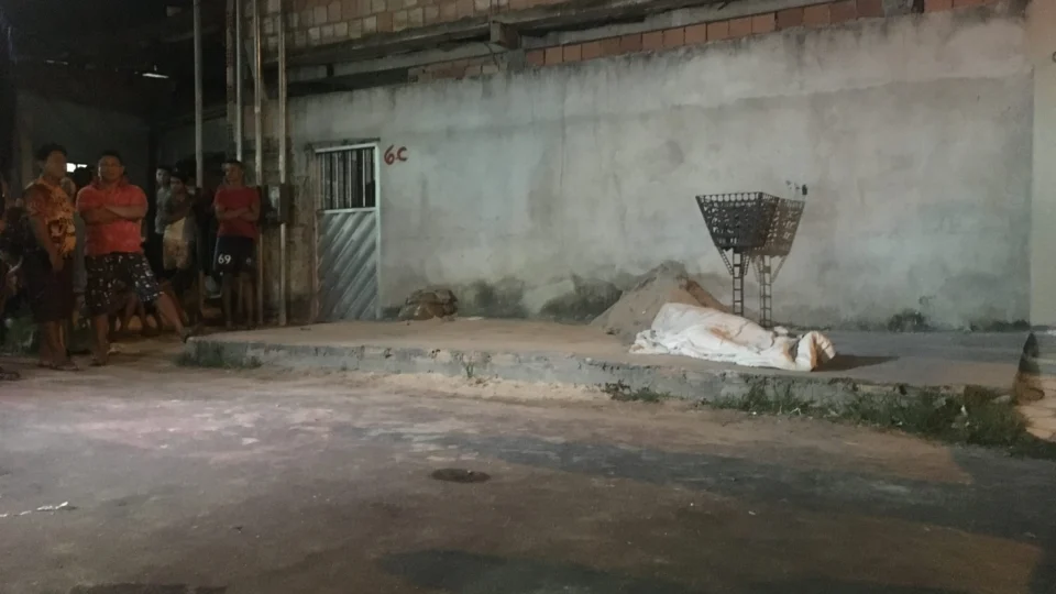 Jovem é assassinado com 5 tiros em frente a própria casa