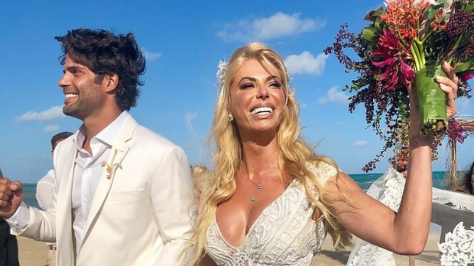 Modelo desaparece no mar ao tentar salvar os cachorros; marido viu a esposa afundar