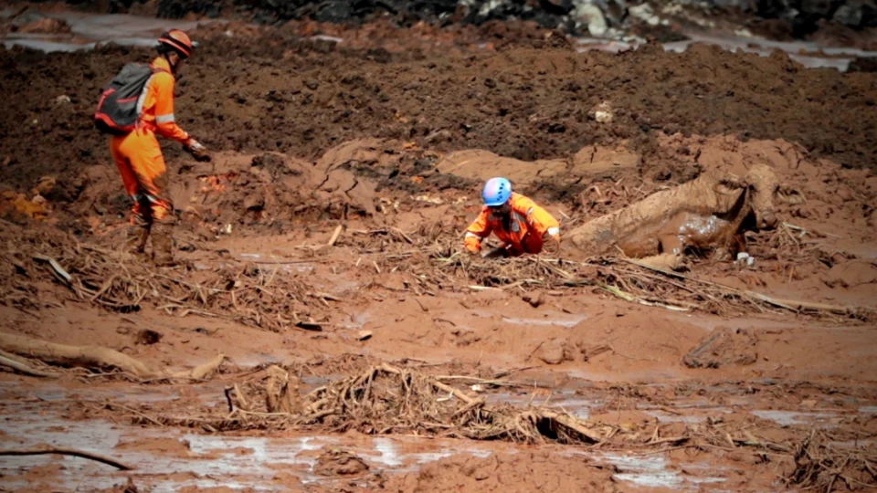 Corpo de bombeiros confirma 228 mortos em tragédia de Brumadinho