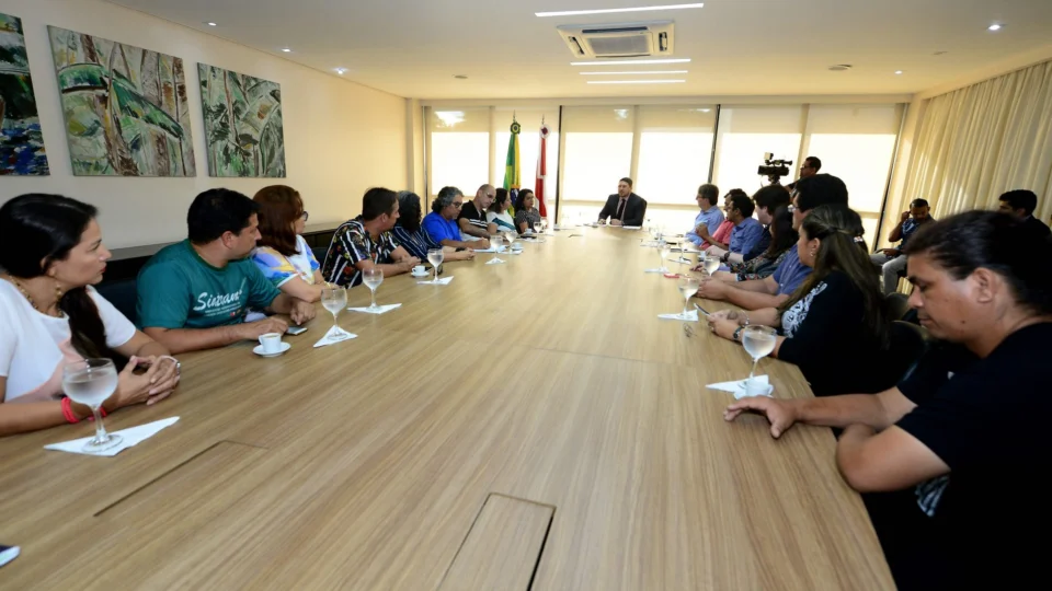 Governo faz contraproposta a professores com estudo sobre perdas residuais e com ganho imediato da data-base