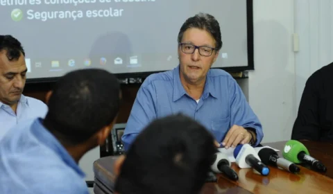 Luiz Castro reafirma compromisso do Governo com pagamento dos professores