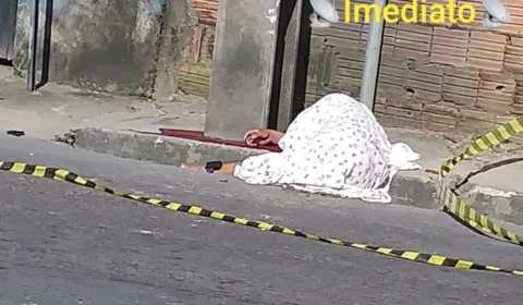 Jovem morre com cabeça esmagada ao colidir em poste com motocicleta