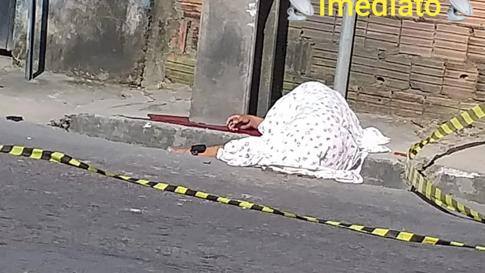 Jovem morre com cabeça esmagada ao colidir em poste com motocicleta