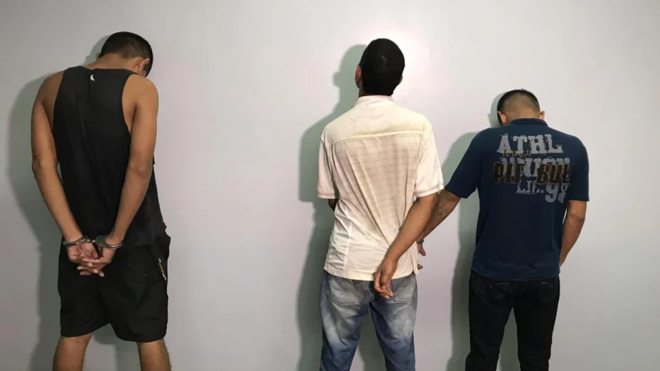 Trio é preso após assaltar motorista de aplicativo em Manaus