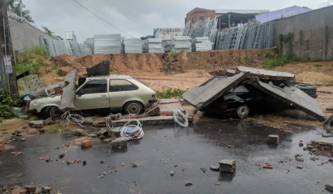 Muro desaba e deixa três carros destruídos em Manaus