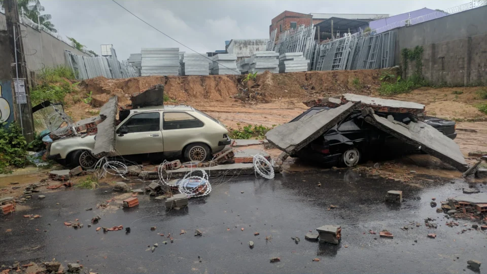 Muro desaba e deixa três carros destruídos em Manaus