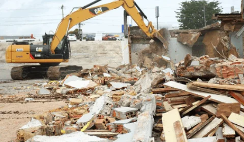 Sete imóveis são demolidos para obra de novo sistema viário na Constantino Nery