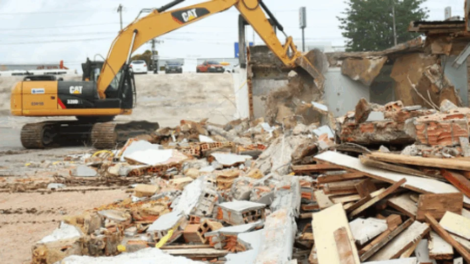 Sete imóveis são demolidos para obra de novo sistema viário na Constantino Nery