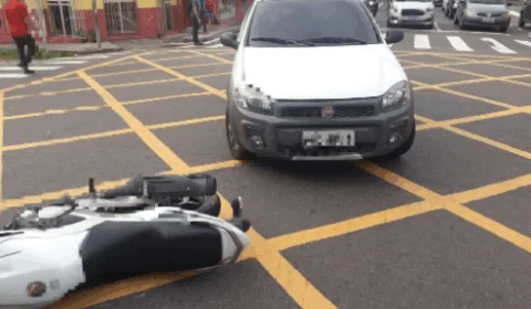 Colisão entre motocicleta e carro deixa vítima lesionada no Centro