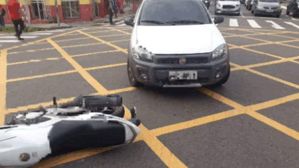 Colisão entre motocicleta e carro deixa vítima lesionada no Centro