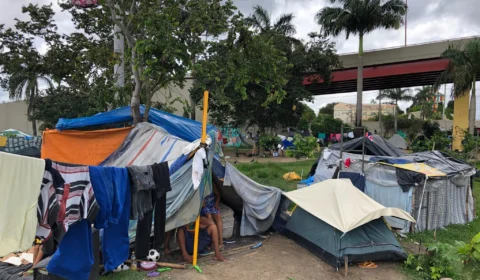 “Não é comida para venezuelano”, diz imigrante que abandonou abrigo da prefeitura