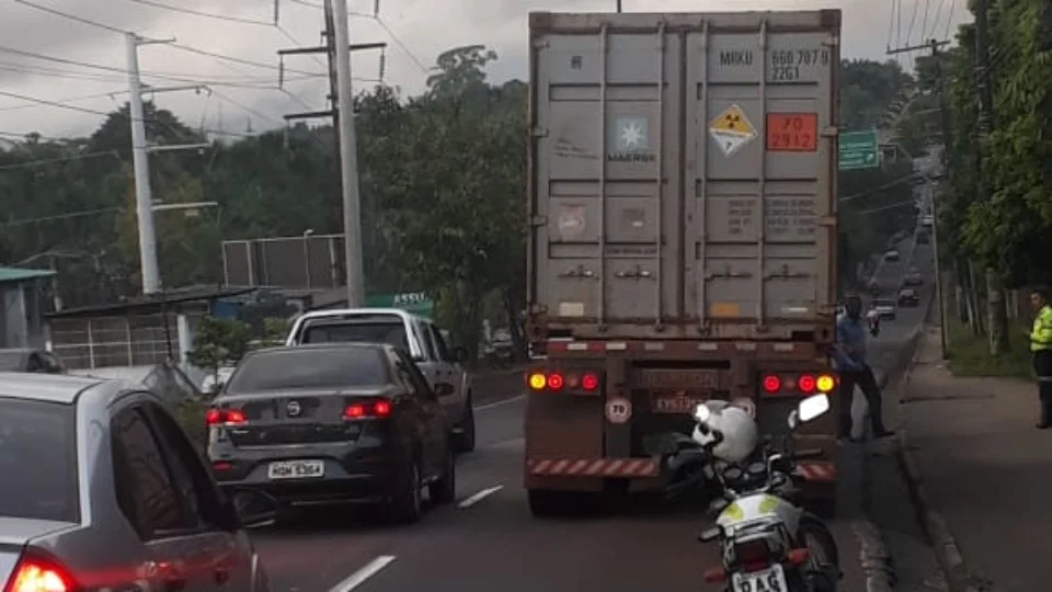Carreta em pane mecânica para o trânsito na rotatória do Coroado