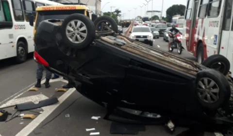 Carro fica destruído após capotamento na avenida Kako Caminha