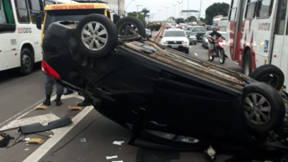Carro fica destruído após capotamento na avenida Kako Caminha