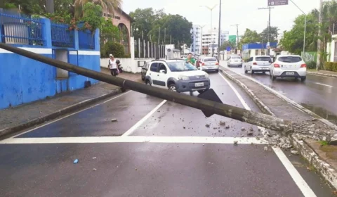 Poste de energia cai e interdita trânsito na Avenida Macéio