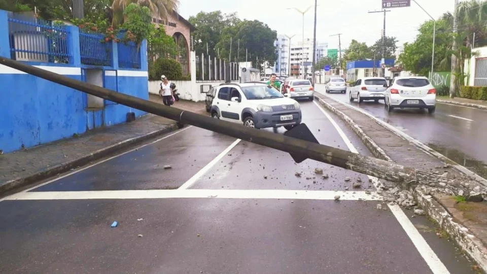 Poste de energia cai e interdita trânsito na Avenida Macéio