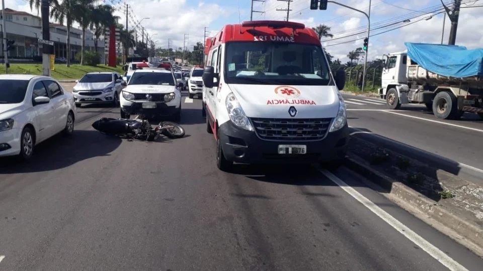 Acidente com vítima lesionada deixa trânsito lento na avenida Torquato Tapajós