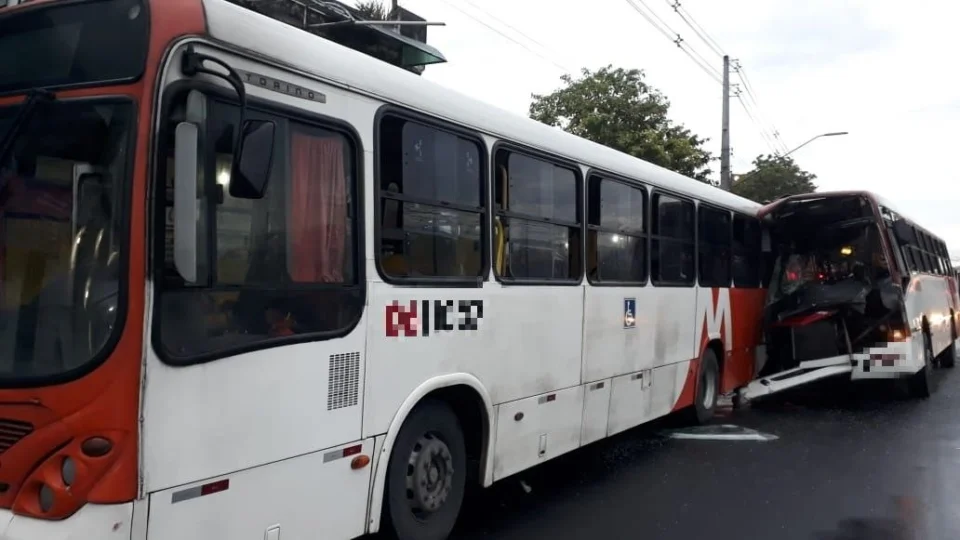 10 pessoas ficam feridas em colisão entre dois ônibus na Zona Sul de Manaus