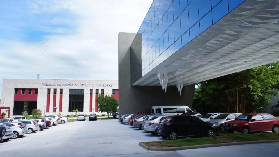 Amazonas tem quase R$ 900 milhões em obras paralisadas, aponta TCE