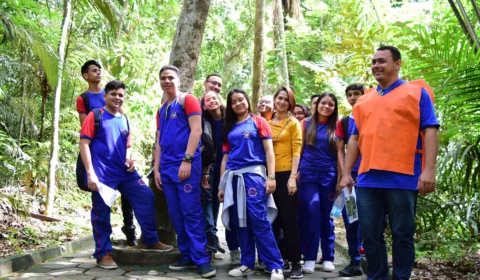 Alunos de escola pública da zona Centro-Oeste de Manaus participam de aula no bosque do Inpa