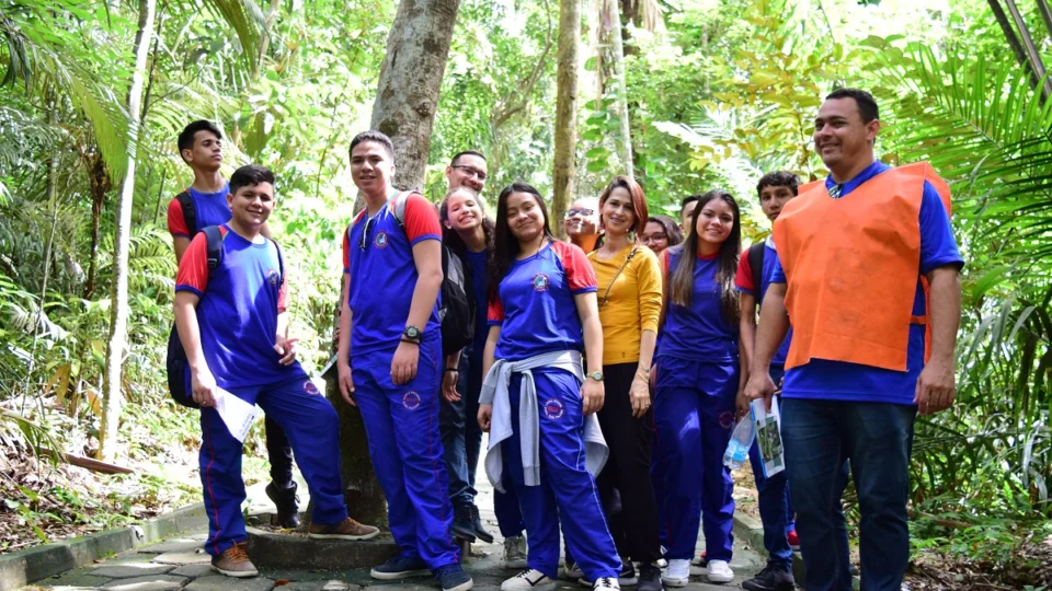 Alunos de escola pública da zona Centro-Oeste de Manaus participam de aula no bosque do Inpa