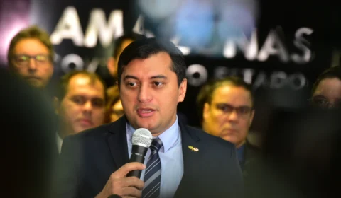 Wilson Lima assina convocação de 774 classificados do concurso da Susam