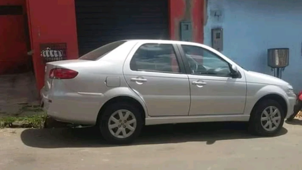 Motorista de aplicativo procura carro levado por trio de assaltantes