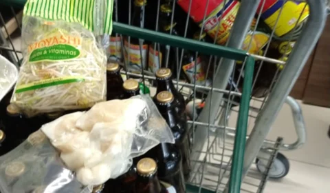 Bebidas e enlatados estragados são apreendidos em supermercado de Manaus