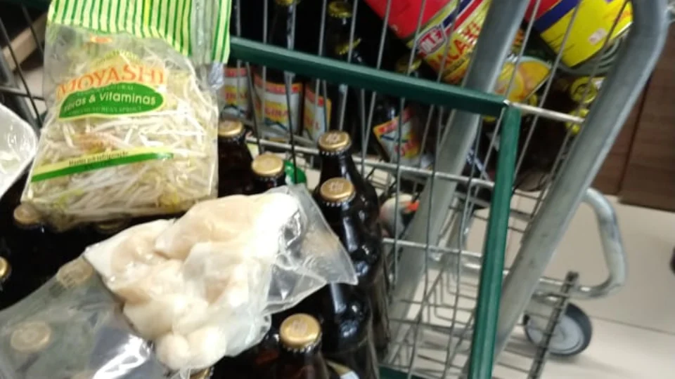 Bebidas e enlatados estragados são apreendidos em supermercado de Manaus
