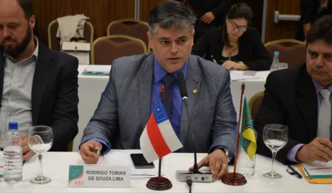 Rodrigo Tobias fecha parceria para fortalecer a área da saúde no Amazonas