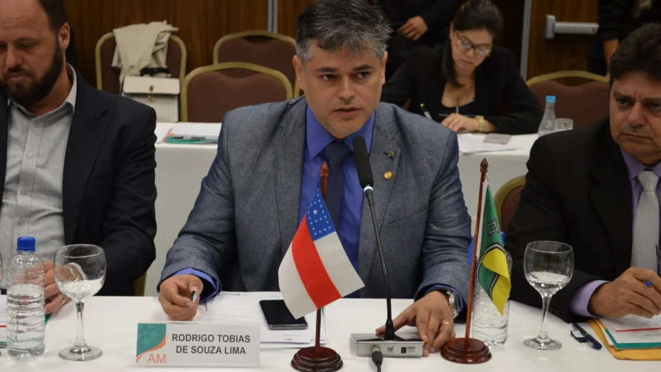 Rodrigo Tobias fecha parceria para fortalecer a área da saúde no Amazonas