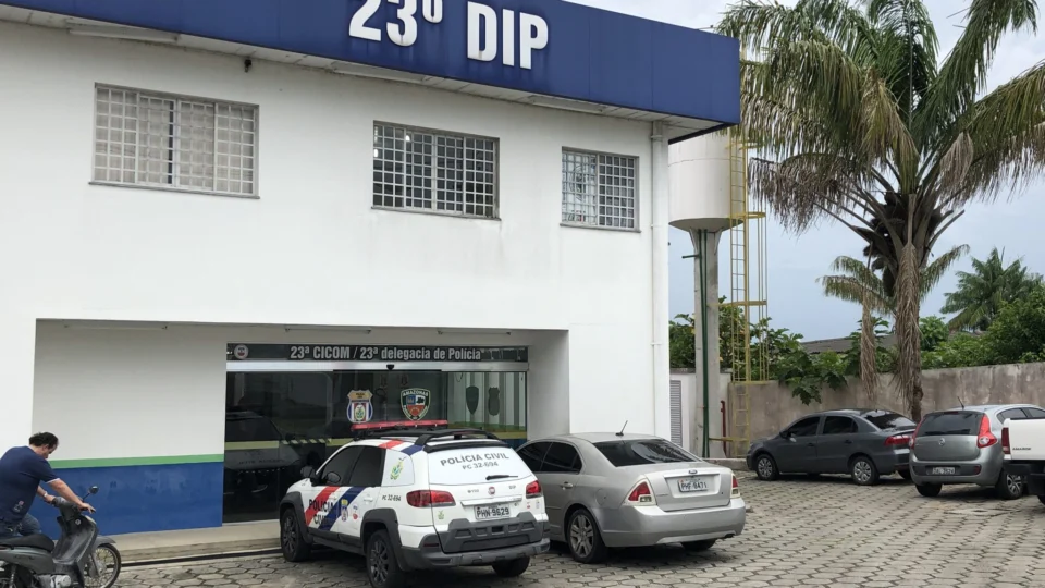 Policial militar é preso ao conduzir carro roubado e com placa clonada