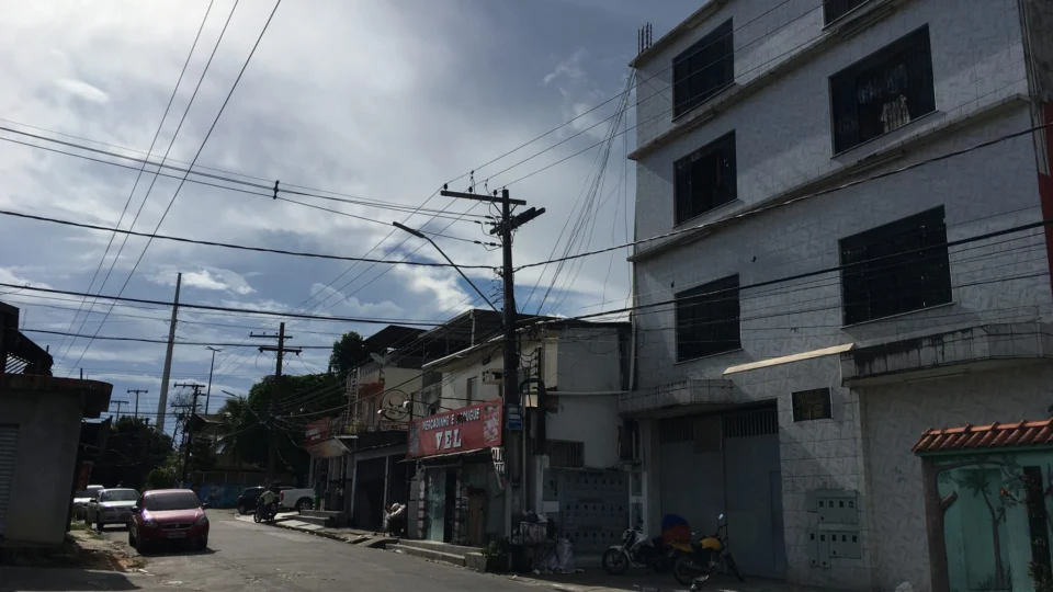 Baleado pula do 3º andar para fugir de assassinos em Manaus