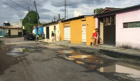 Dezesseis buracos causam transtornos a moradores em rua no Novo Aleixo