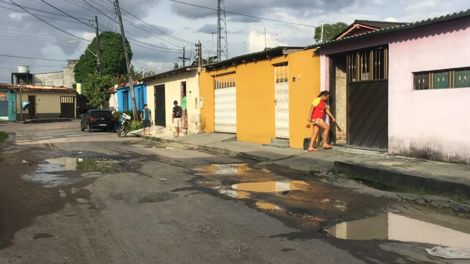 Dezesseis buracos causam transtornos a moradores em rua no Novo Aleixo
