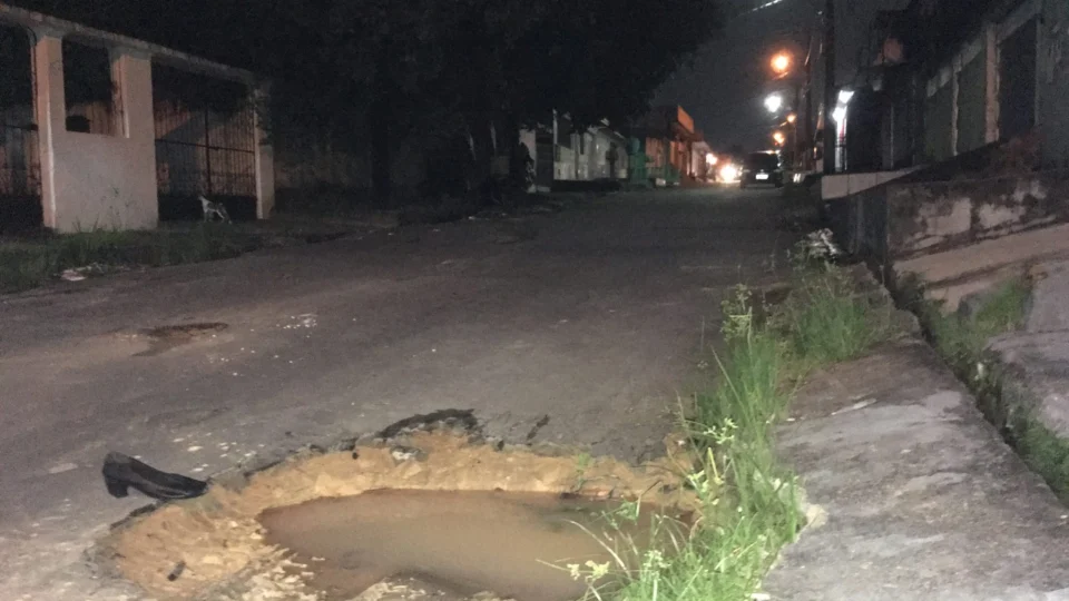 Falta de segurança e rua cheia de buracos afetam moradores do Cidade Nova