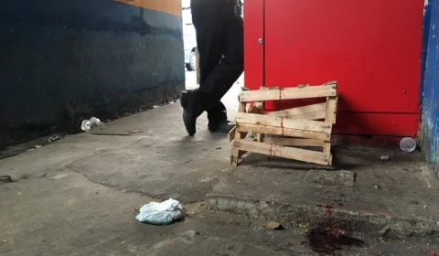 Moradora de rua é esfaqueada ao catar comida na Feira do Produtor
