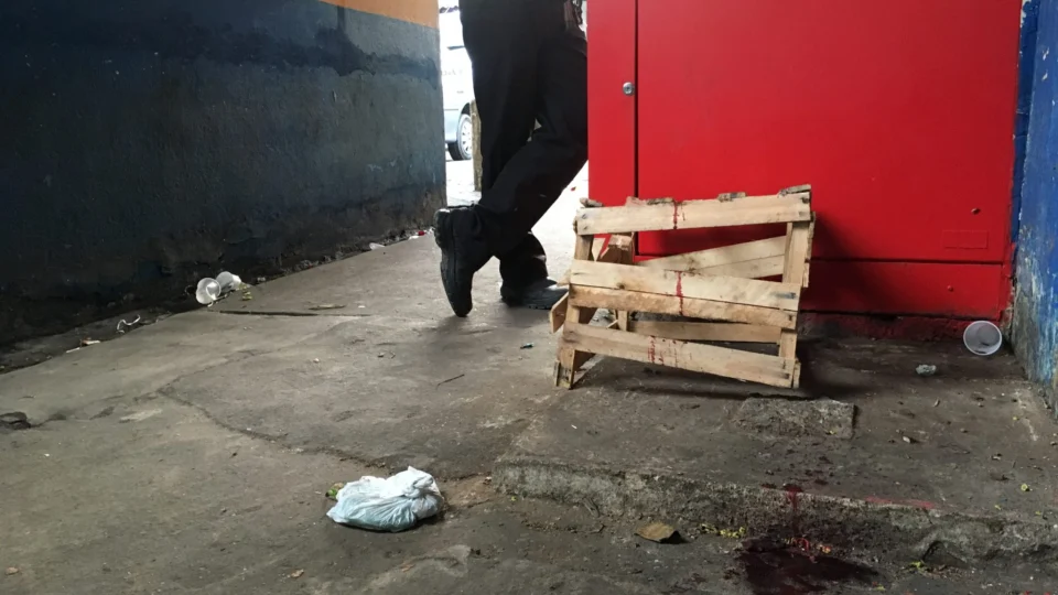 Moradora de rua é esfaqueada ao catar comida na Feira do Produtor