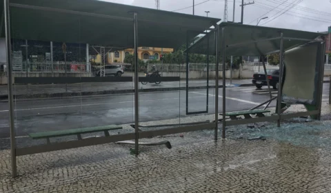 Veículo invade parada de ônibus e destrói estrutura na avenida Efigênio Salles