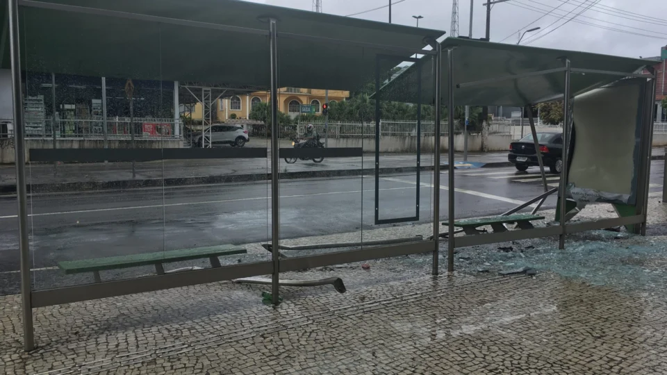 Veículo invade parada de ônibus e destrói estrutura na avenida Efigênio Salles