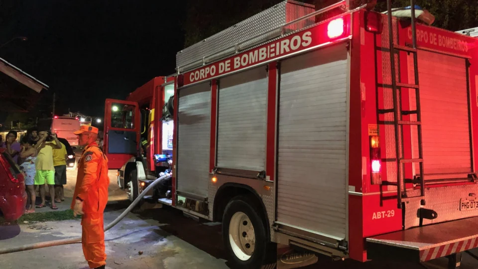 Bombeiros controlam incêndio em casa no bairro Betânia e evitam tragédia
