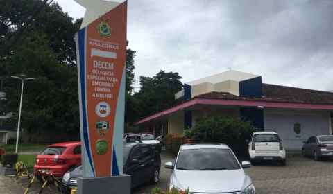 Adolescente é agredida e abandonada nua em via pública; namorado é suspeito