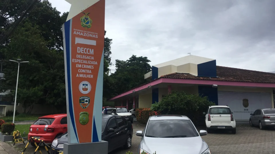 Adolescente é agredida e abandonada nua em via pública; namorado é suspeito