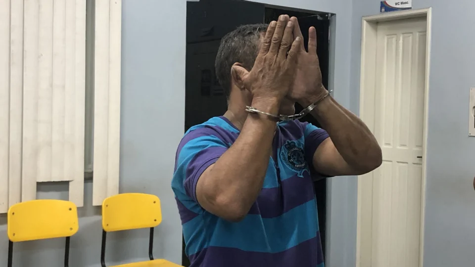 Homem é preso por tráfico de drogas ao esconder as substâncias nas partes íntimas da namorada
