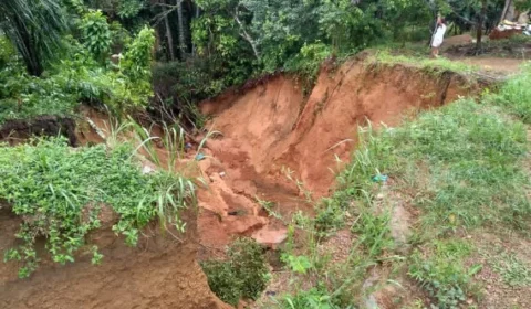 Cratera de 30 metros coloca vida de famílias em risco no Iranduba