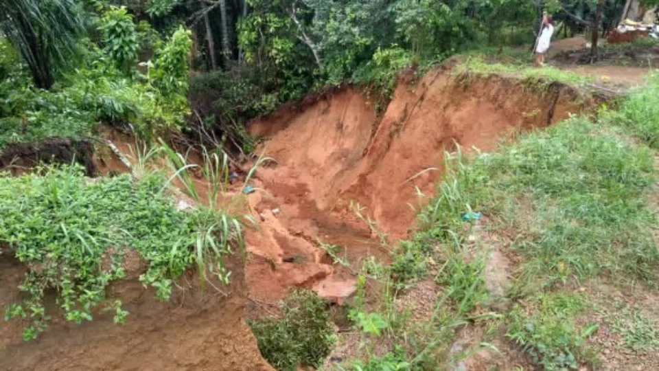 Cratera de 30 metros coloca vida de famílias em risco no Iranduba