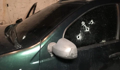 Dupla de homens é baleada com 9 tiros dentro do carro, no bairro São José 1